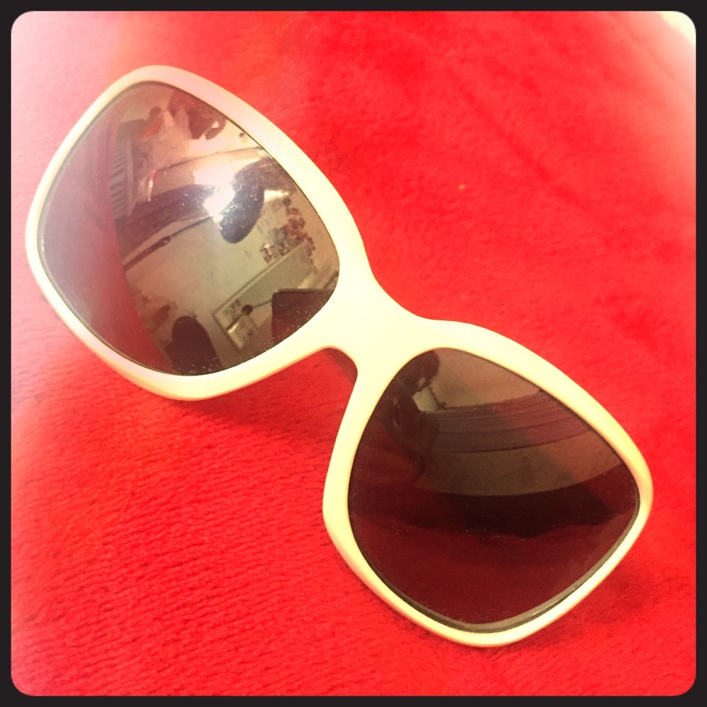 White frame Minnie Mouse shades 😎